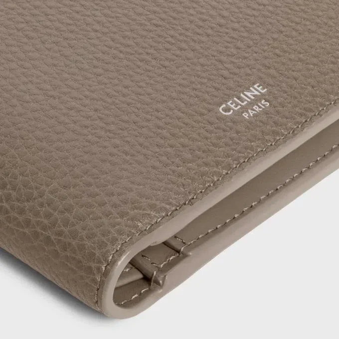 Bi-Fold Card Holder in Grained Calfskin Bi-Fold Card Holder in Grained Calfskin