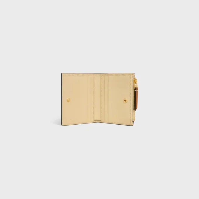 Compact Wallet Triomphe Stamp in Supple Grained Calfskin