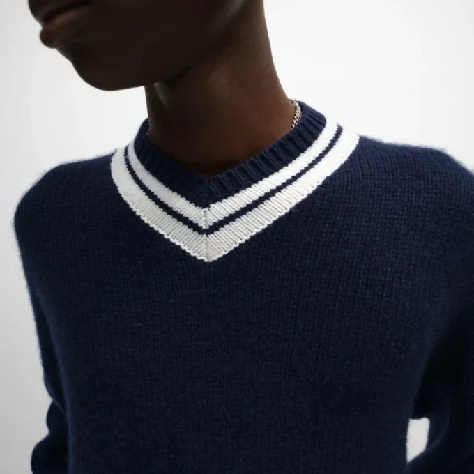 V-Neck Sweater in Cashmere V-Neck Sweater in Cashmere